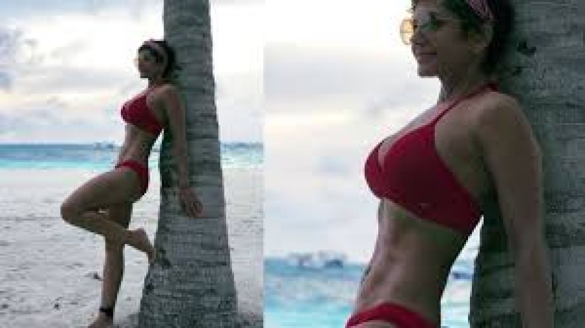 Mandira Bedi shared a very bold photo in a sexy bikini, slim waist made fans crazy