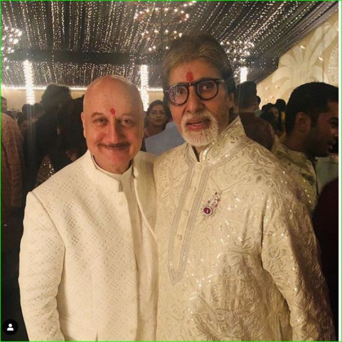 Anupam Kher was very happy to meet Amitabh Bachchan, said- 'Felt good after hugging...'