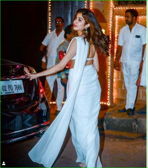 Jahnavi Kapoor looked very beautiful in a white sari, fans go crazy on seeing the picture
