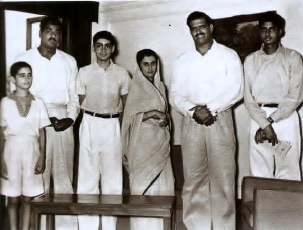 इंदिरा गांधी की Death Anniversary पर देखें फ़िल्मी सितारों संग उनकी कुछ दुर्लभ तस्वीरें