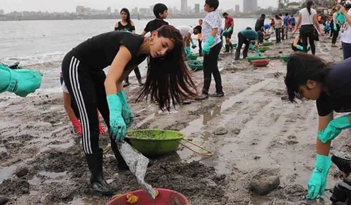 VIDEO: Nora Fatehi was seen picking up garbage on the beach, watch video here