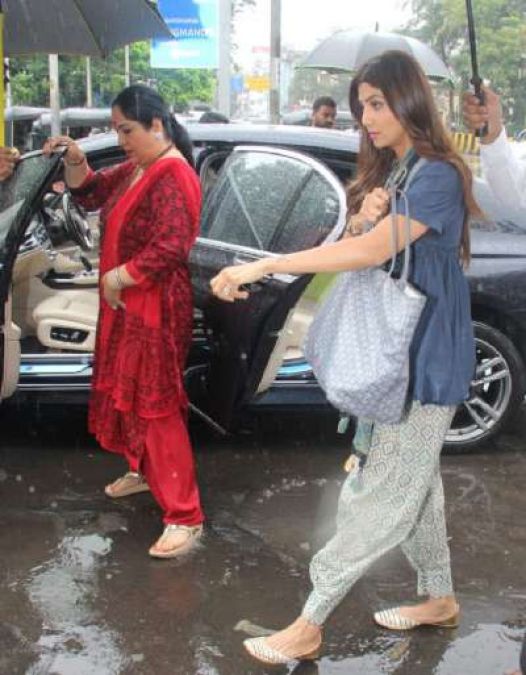 पति-बेटे को छोड़ मुंबई की बारिश में माँ-बहन संग दिखीं शिल्पा शेट्टी