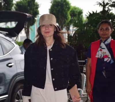 Kanika was spotted at the airport, the singer's glamorous look surprised