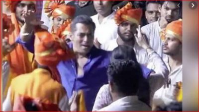 Watch Video: Salman Khan's desi dance at Ganpati Visarjan