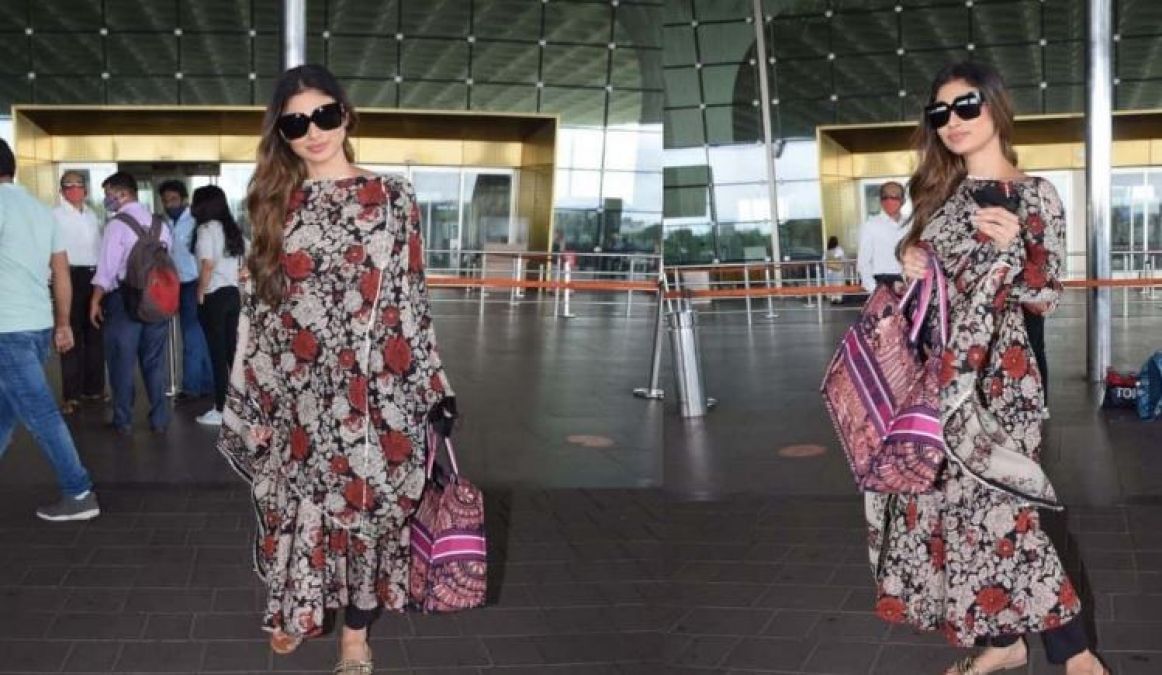 Mouni Roy's bag attracted people's attention, know what's special?