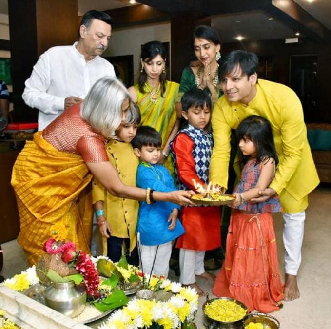 Vivek Oberoi performed Ganesh Visarjan with family