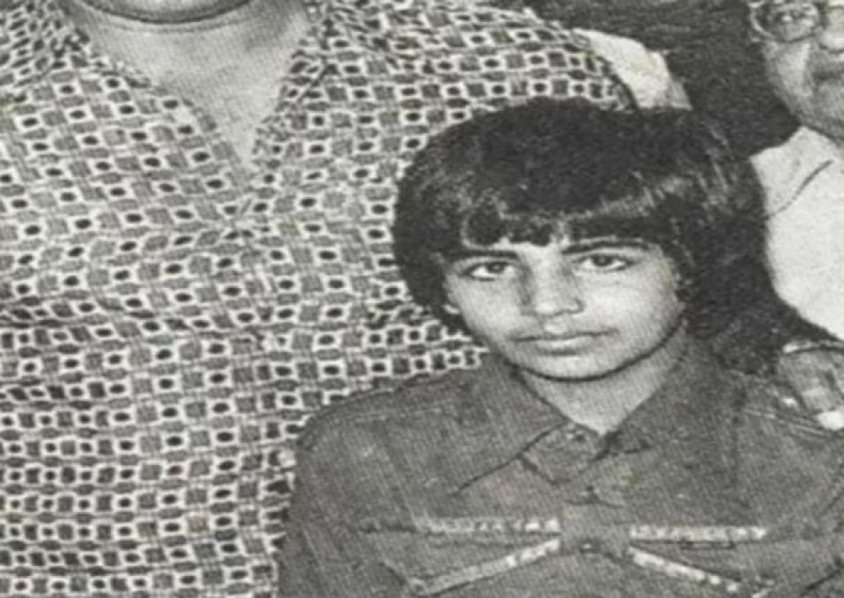Akshay worked as a waiter before entering the industry, See childhood pictures