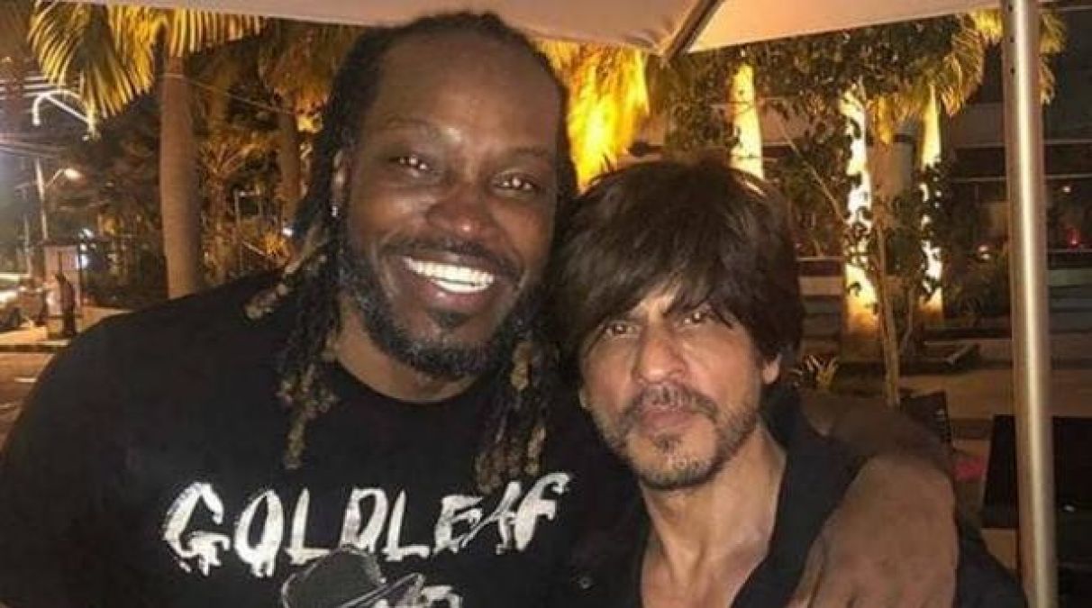 Shahrukh arrives abroad to support this cricket team, meets Chris Gayle