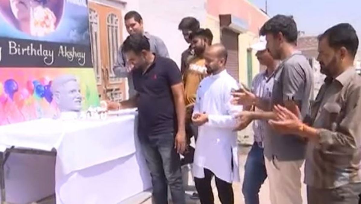 राजस्थान में फैन ने बनाई अक्षय कुमार की मूर्ति, केक काट सेलिब्रेट किया जन्मदिन