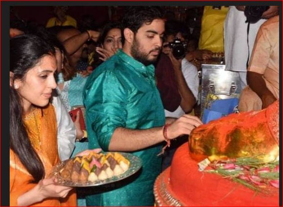 Amitabh Bachchan, Abhishek accompany Mukesh and Akash Ambani as they visit Lalbaugcha Raja