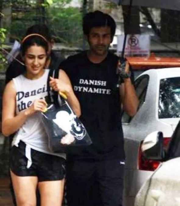 Kartik spotted holding an umbrella for his girlfriend, check out super cute photo here