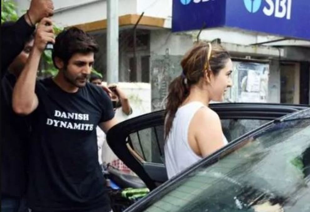 Kartik spotted holding an umbrella for his girlfriend, check out super cute photo here