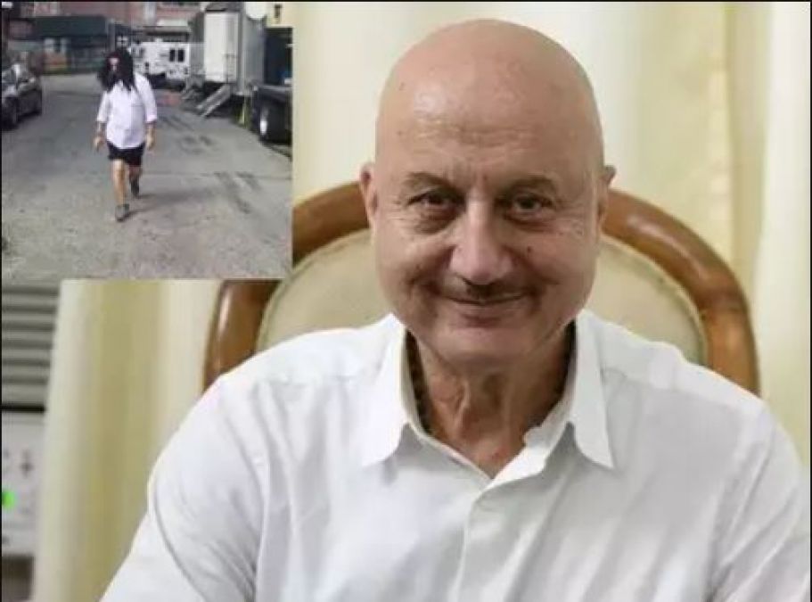 VIDEO: Anupam is not stopping from doing mischief even at the age of 64, see here!