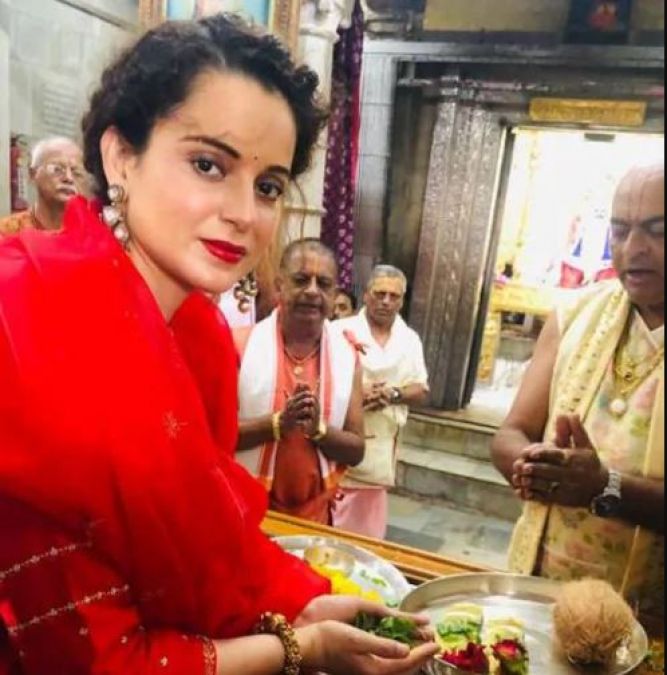 'Queen' of Bollywood in traditional attire in Dwarkadhish temple, See pictures