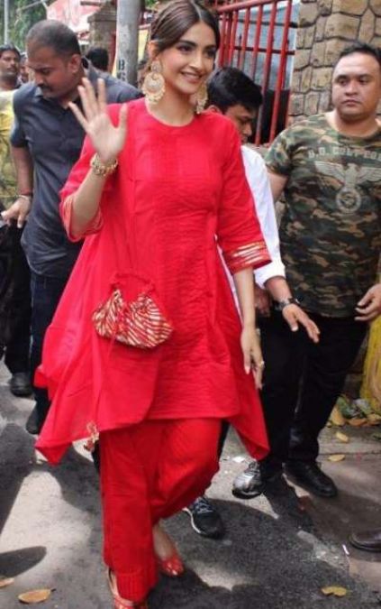 Sonam in Shani Dev's court after Bappa, took blessings in a traditional look