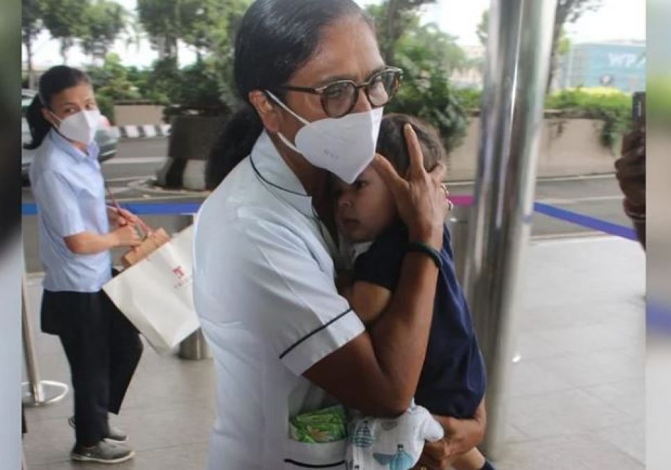 Kareena Kapoor spotted at airport with family, people eyeing Jeh