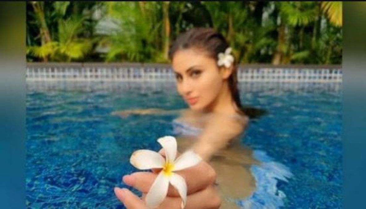 Mouni Roy, who looked extremely relaxed in the pool, see her picture