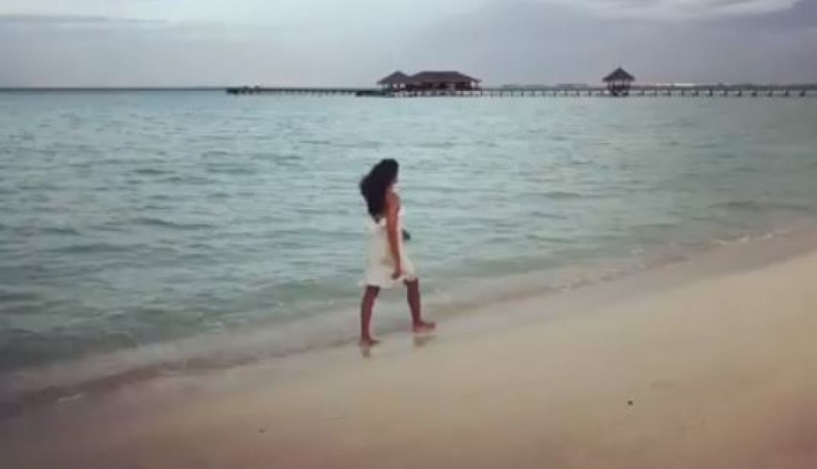 This Sexy Actress is enjoying in the Beach, Shared Video