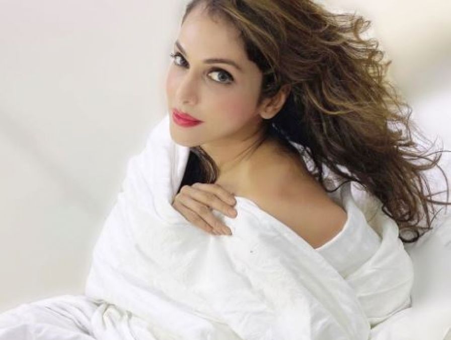 Hero offered to sleep together, Isha Koppikar got married when her career flopped!