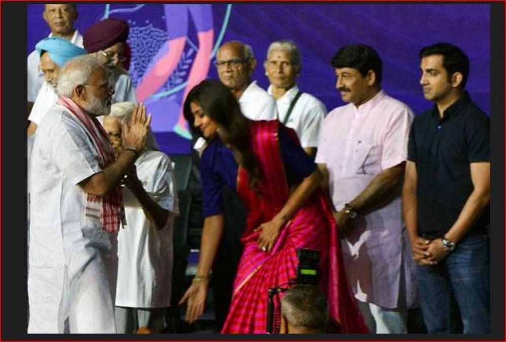सलमान से अमिताभ तक बॉलीवुड सितारें भी हैं PM मोदी के फैन,  तस्वीरें दे रहीं सबूत
