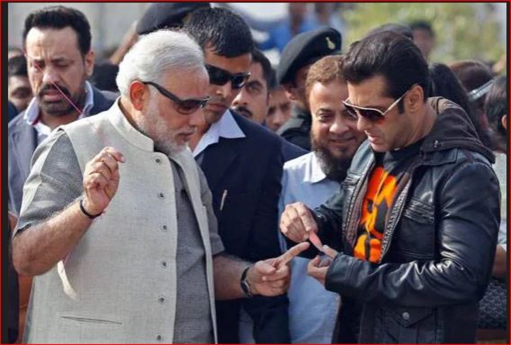 These Bollywood Stars are big fans of PM Modi, Pictures are proof