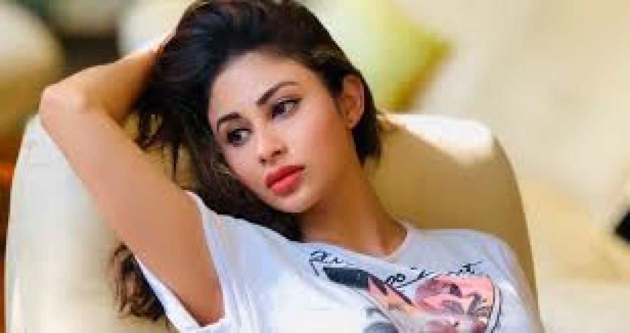 VIDEO: Mouni Roy's life was narrowly saved, Stone fell on the car from 11th floor