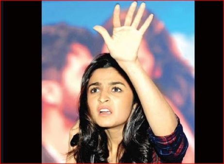 Alia yelled at bodyguards, fans called her illiterate