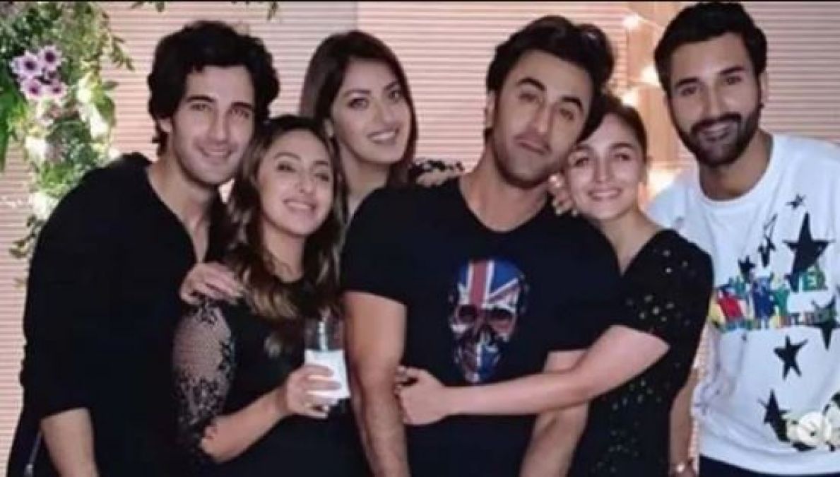 Alia arrives with boyfriend at friend's birthday party, hugged like this