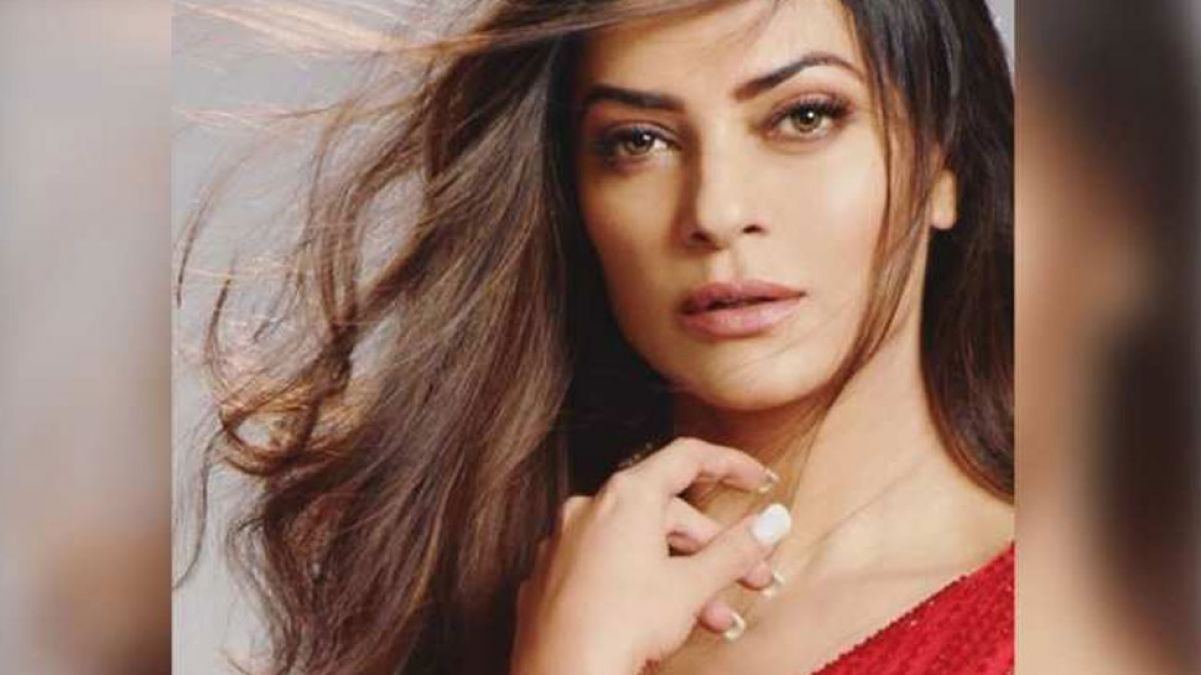 Sushmita Sen seen doing yoga, fans praised