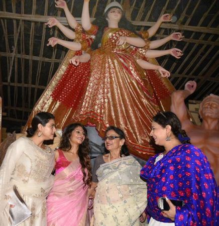 माँ दुर्गा की भक्ति में लीन है अभिनेत्री काजोल, देखे Pics
