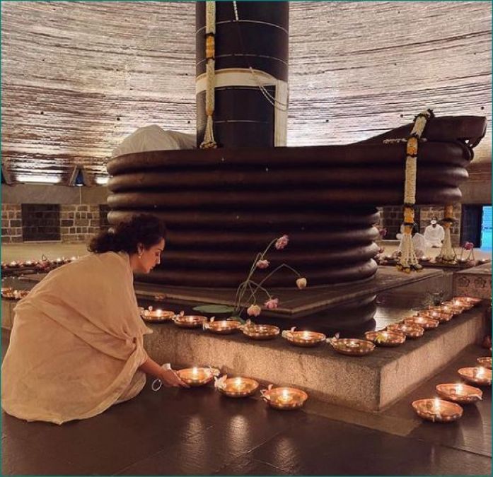देवी भैरवी मंदिर पहुंची कंगना, जलाये दीये