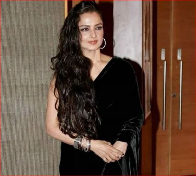 Rekha stuns in black velvet sari, check out photo here