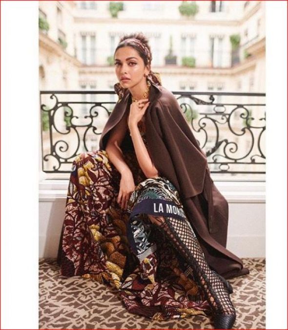 'पेरिस फैशन वीक' में जलवे दिखाती नजर आईं दीपिका पादुकोण