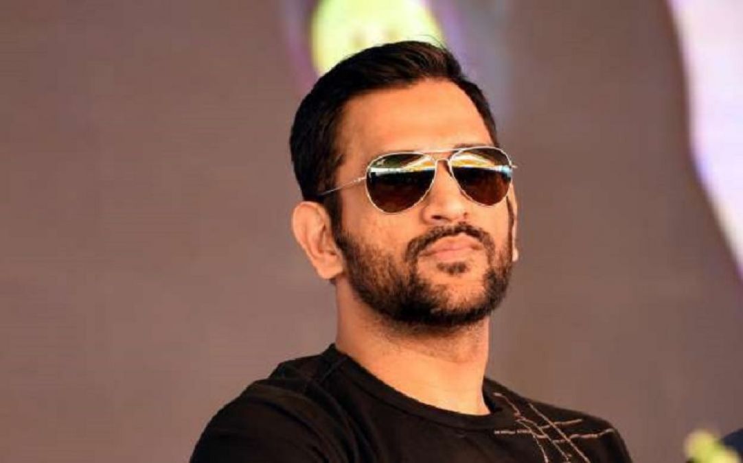 'Captain Cool' ready to enter Bollywood; can be seen with this veteran actor