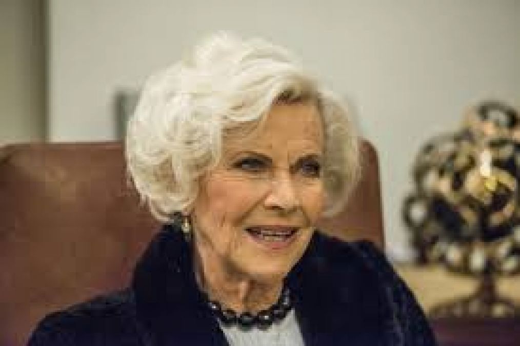 दिग्गज अभिनेत्री ऑनर ब्लैकमैन का 94 वर्ष की आयु में हुआ निधन