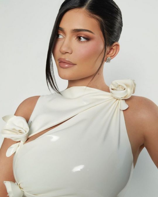 Kylie Jenner stunned in a white dress, fans went crazy after seeing the photos