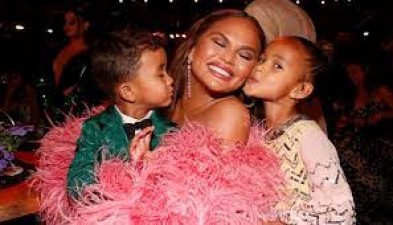 Chrissy Teigen shares such a picture of herself from washroom, fans' senses blown away