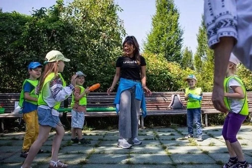 यूक्रेन के रिफ्यूजी बच्चों से प्रियंका ने की मुलाकात, वायरल हुई तस्वीर