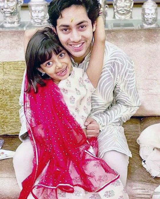 Find out who this person is? To whom Aishwarya Rai's daughter, Aradhya tied Rakhi!