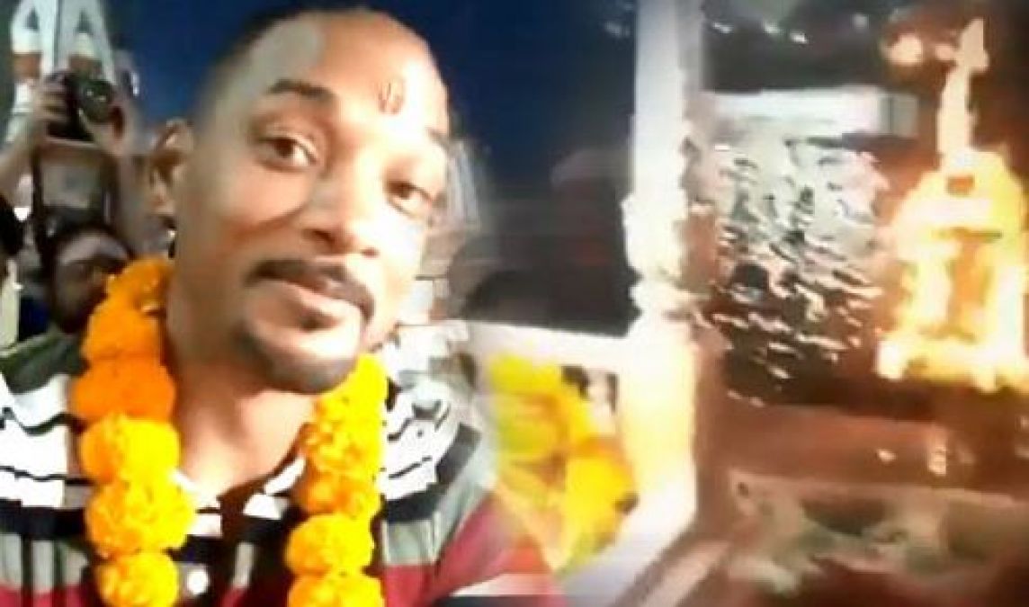 VIDEO : फिर भारतीय संस्कृति में डूबे हॉलीवुड स्टार विल स्मिथ, माथे पर तिलक लगा की गंगा आरती