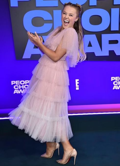 JoJo Siwa flaunts her beauty at the People's Choice Awards