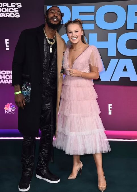 JoJo Siwa flaunts her beauty at the People's Choice Awards