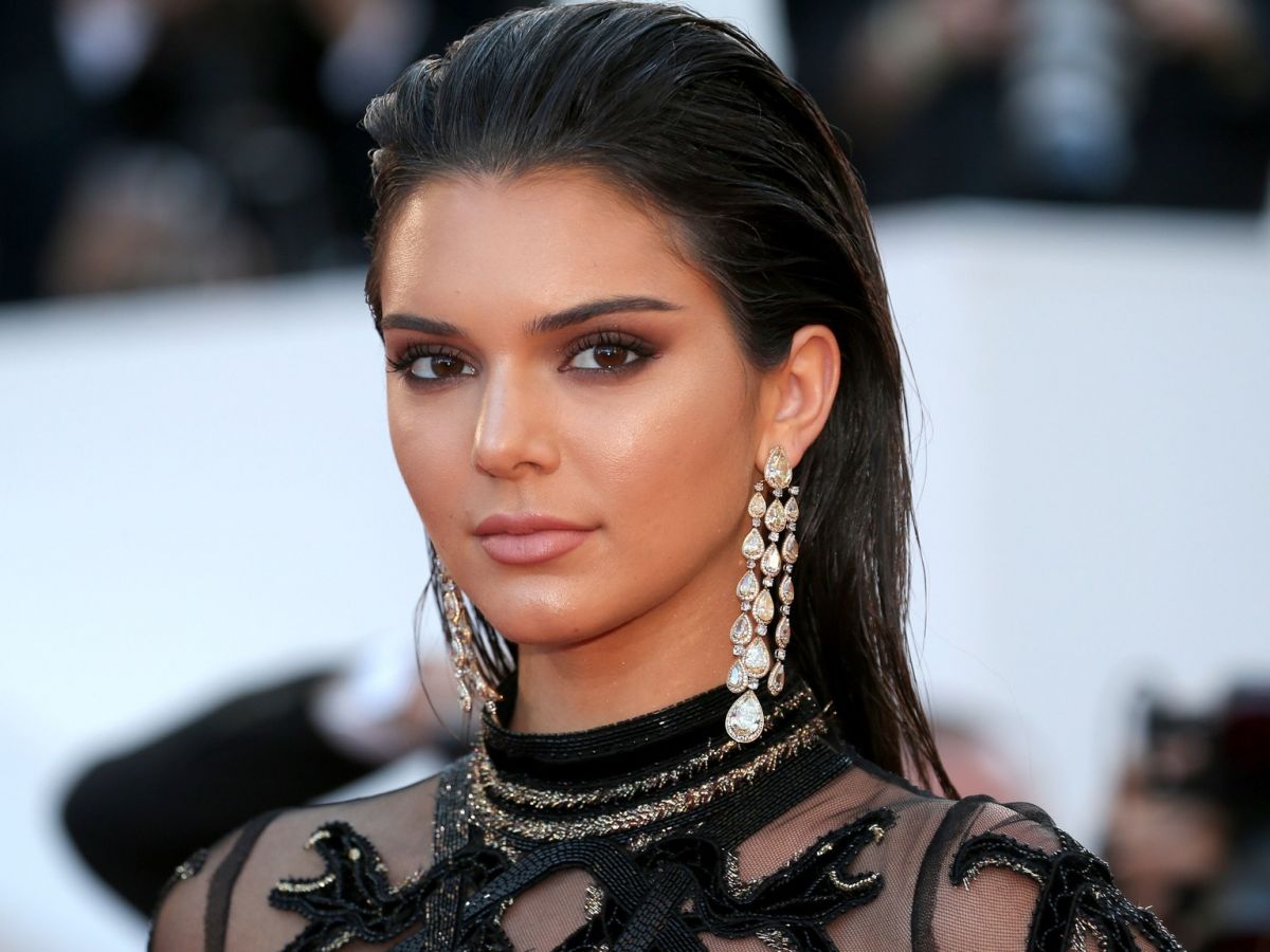 Kendall Jenner looks stunning, fans praising