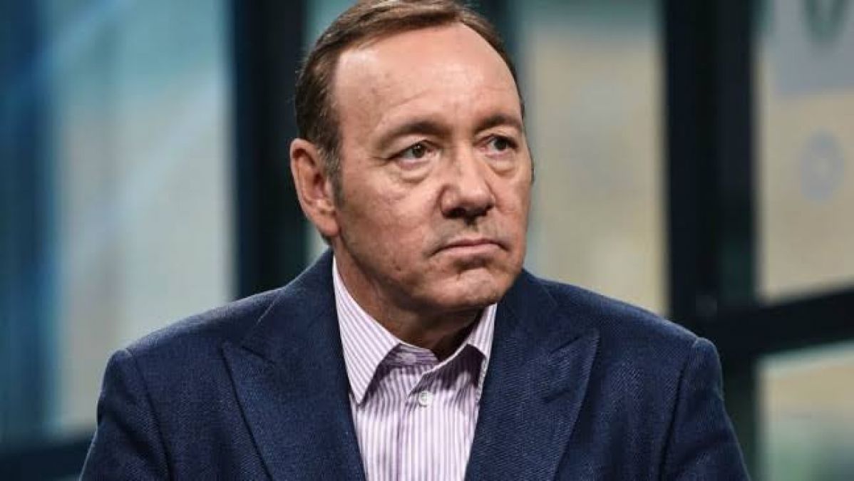 This famous actor seen in  'House of Cards' look in the Christmas photo