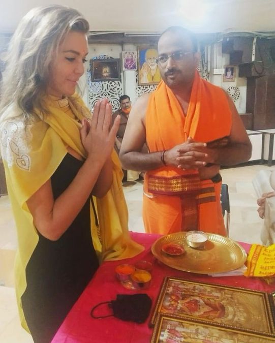 Samantha reaches Siddhivinayak temple amid reports of Bollywood debut