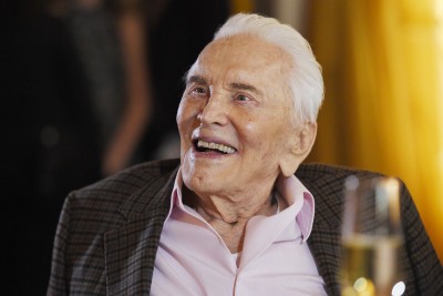 Hollywood actors pays tribute to Kirk Douglas