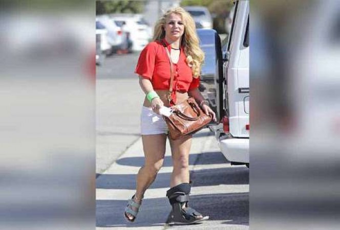 This beautiful Hollywood singer appeared wearing a medical boot
