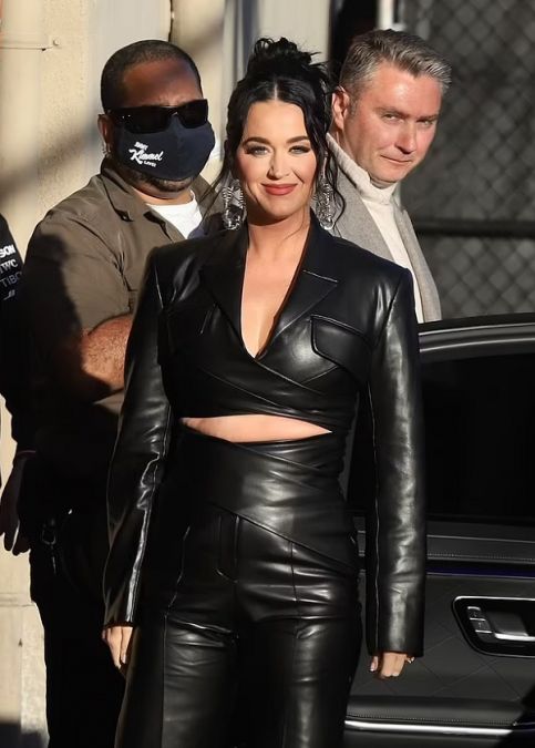 Katy Perry looked beautiful in black outfit