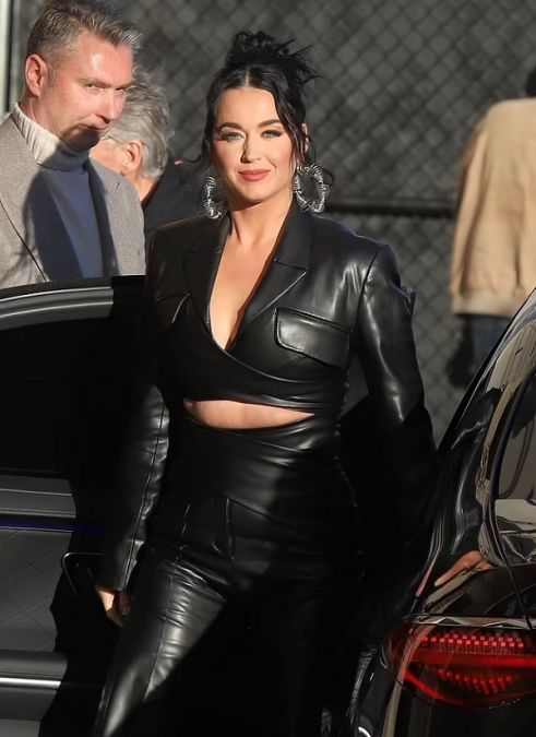 Katy Perry looked beautiful in black outfit