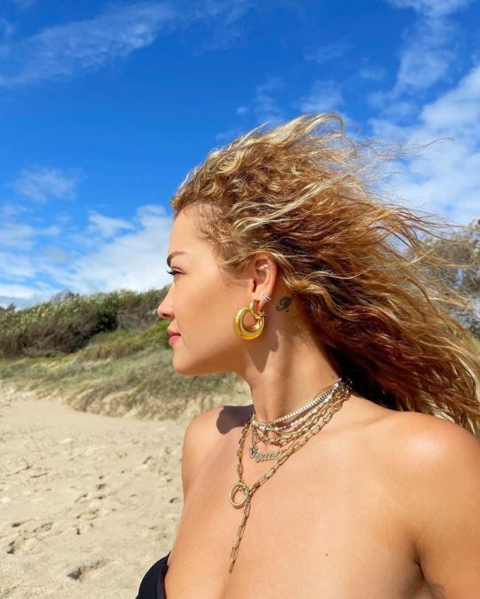 Rita Ora gave killer pose on beach, photos go viral on social media